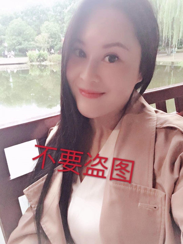 奉献可三通的少妇